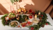 Keluarga besar berkumpul di meja makan yang penuh hidangan khas Imlek, berbagi tawa dan cerita, merayakan kebersamaan yang menjadi inti dari perayaan Tahun Baru Imlek. Suasana hangat ini mencerminkan makna mendalam dari tradisi yang terus dijaga lintas generasi.