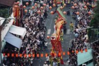 Kemeriahan pawai Cap Go Meh di salah satu kota di Indonesia, menampilkan barongsai yang bergerak lincah di antara kerumunan penonton yang antusias. Perayaan ini selalu menjadi momen istimewa yang menarik perhatian banyak orang, mencerminkan kekayaan budaya Nusantara.
