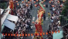 Kemeriahan pawai Cap Go Meh di salah satu kota di Indonesia, menampilkan barongsai yang bergerak lincah di antara kerumunan penonton yang antusias. Perayaan ini selalu menjadi momen istimewa yang menarik perhatian banyak orang, mencerminkan kekayaan budaya Nusantara.