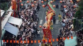 Kemeriahan pawai Cap Go Meh di salah satu kota di Indonesia, menampilkan barongsai yang bergerak lincah di antara kerumunan penonton yang antusias. Perayaan ini selalu menjadi momen istimewa yang menarik perhatian banyak orang, mencerminkan kekayaan budaya Nusantara.