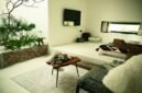 Ruang keluarga modern yang tertata apik dengan sentuhan tanaman hijau dan pencahayaan alami yang optimal, menciptakan suasana tenang dan aliran energi positif sesuai prinsip Feng Shui. Penataan seperti ini tidak hanya indah dipandang, tetapi juga mendukung kesejahteraan penghuninya.