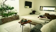 Ruang keluarga modern yang tertata apik dengan sentuhan tanaman hijau dan pencahayaan alami yang optimal, menciptakan suasana tenang dan aliran energi positif sesuai prinsip Feng Shui. Penataan seperti ini tidak hanya indah dipandang, tetapi juga mendukung kesejahteraan penghuninya.