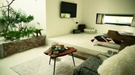 Ruang keluarga modern yang tertata apik dengan sentuhan tanaman hijau dan pencahayaan alami yang optimal, menciptakan suasana tenang dan aliran energi positif sesuai prinsip Feng Shui. Penataan seperti ini tidak hanya indah dipandang, tetapi juga mendukung kesejahteraan penghuninya.