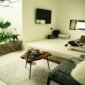 Ruang keluarga modern yang tertata apik dengan sentuhan tanaman hijau dan pencahayaan alami yang optimal, menciptakan suasana tenang dan aliran energi positif sesuai prinsip Feng Shui. Penataan seperti ini tidak hanya indah dipandang, tetapi juga mendukung kesejahteraan penghuninya.