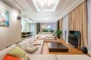 Sebuah ruang keluarga modern yang ditata dengan prinsip feng shui, menampilkan keseimbangan warna, tekstur, dan penempatan furnitur untuk menciptakan suasana harmonis serta aliran energi positif yang menyejukkan. Penempatan tanaman hidup dan pencahayaan alami mendukung kualitas chi yang optimal di dalam ruangan.