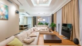Sebuah ruang keluarga modern yang ditata dengan prinsip feng shui, menampilkan keseimbangan warna, tekstur, dan penempatan furnitur untuk menciptakan suasana harmonis serta aliran energi positif yang menyejukkan. Penempatan tanaman hidup dan pencahayaan alami mendukung kualitas chi yang optimal di dalam ruangan.