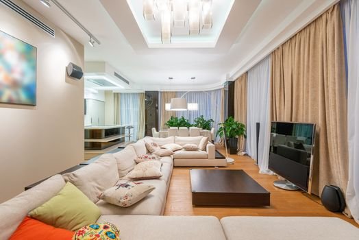 Sebuah ruang keluarga modern yang ditata dengan prinsip feng shui, menampilkan keseimbangan warna, tekstur, dan penempatan furnitur untuk menciptakan suasana harmonis serta aliran energi positif yang menyejukkan. Penempatan tanaman hidup dan pencahayaan alami mendukung kualitas chi yang optimal di dalam ruangan.
